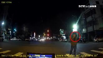 預謀搶劫？駕駛等紅燈遇怪男強拉車門