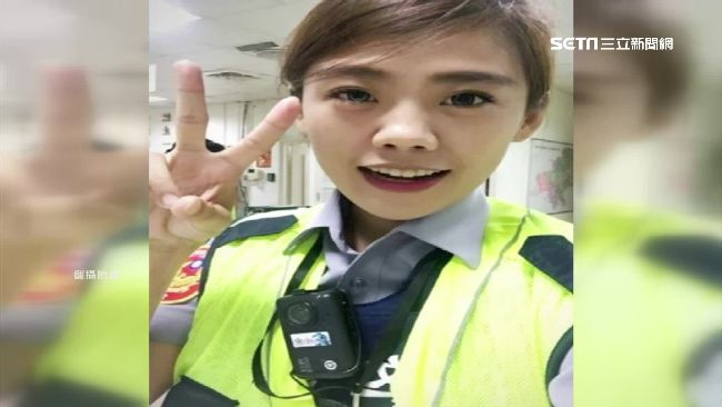 烈日下助拾荒嬤推車　正妹女警超暖心
