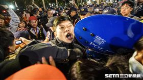 反對勞基法修惡，上百抗議民眾立法院中山南路抗議（圖／記者林敬旻攝）