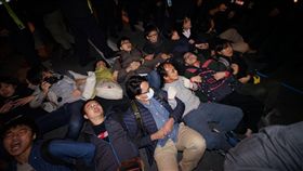 立法院,反對勞基法修惡，上百抗議民眾手勾手躺中山南路(圖／記者林敬旻攝)