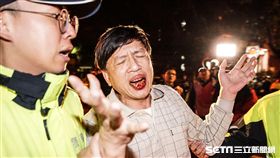 １６：９
抗議勞基法修惡，自由台灣黨黨員轉往總統府席地抗議，與警方肢體衝突推擠並丟擲雞蛋鵝蛋 圖／記者林敬旻攝