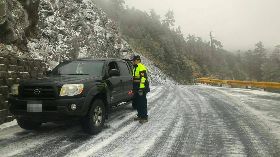 合歡山冰霰和雪齊下  加掛雪鏈才能上