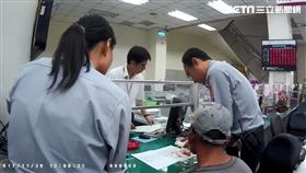 卓婦拿朋友還債的69張百元人民幣前往銀行兌換，未料竟全是偽鈔；張男拆除房子並清運垃圾時，幸運撿到6張百元人民幣，跑到銀行兌換同樣被發現是偽鈔，兩人最後均依行使偽造貨幣罪移送法辦（翻攝畫面）