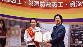 世界排名第一的羽球選手戴資穎(左)擔任「防災大使」由內政部長葉俊榮親自授予「防災大使」榮銜。（內政部提供）
