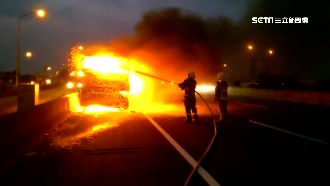 貨車載鋼圈上國道　車頭冒煙燒成火球
