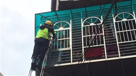 消防人員趕抵現場架梯救援。（圖／翻攝畫面）