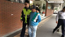 
做白日夢！一名家住新北市樹林區53歲王姓男子，失業後心情不好，昨天下午至板橋區1家卡拉OK飲酒作樂後，竟跑到附近便當店打110報案，謊稱自己是大老闆，要發給員工的薪水被歹徒搶走了，損失157萬。因王男描述的地點涵蓋板橋及海山警分局轄區，警方不敢大意，動員近50名警力，調閱監視器查訪店家後，根本未發現有搶案發生，最後王男才坦承自己說謊，表示因失業喝酒心情不好，才幻想自己是大老闆，然後在發薪日前遭搶