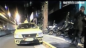 梁男以搭計程車裝熟再借錢的手法，一連騙走多名司機的血汗錢，得手後隨即竄入小巷逃離，警方趁他在網咖消費時逮人，梁男至少犯下8起類似案件，訊後依詐欺罪送辦（翻攝畫面）