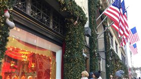 曼哈頓第5大道   購物天堂好去處美國黑色星期五後進入耶誕血拚季節，曼哈頓第5大道是全世界高級精品聚集最多購物區。中央社記者黃兆平紐約攝　106年11月25日