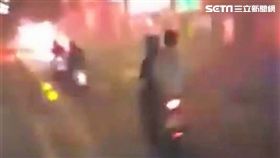 有群機車騎士在連接雙北的華中橋上嬉鬧，不僅按住喇叭不放，還有人點燃信號彈，警方鎖定騎士身分，將傳喚他們到案說明，並依社維法逕行裁罰（翻攝畫面）
