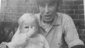 一張臉書照片揭發一場殺嬰案！英國有一名男子皮特（Peter Booth）日前翻到繼父戴維（David Dearlove）和弟弟保羅（Paul Booth）合照，意外讓他想起繼父對弟弟施暴畫面，成功揭發一件「半個世紀」謀殺案！（圖／翻攝自每日郵報）