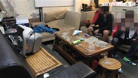 新北市中和區一名22歲馮姓男子，因不滿2年前自己乾弟弟21歲胡男與他人有糾紛，幫他出頭後，導致自己面臨10萬罰鍰與對方的傷害賠償，要乾弟負責，但乾弟不認帳，雙方關係因而決裂。昨天凌晨，馮男率領6名同夥前往新北市中和區乾弟工作的搬家公司宿舍報復，持棍棒進入宿舍內砸毀屋內陳設及毆打乾弟，所幸乾弟送醫後無礙。警方循線通知馮等4人到案，訊後依毀損、傷害等罪嫌法辦。