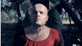 敘利亞空軍一名機師艾德（Azzam Eid）駕駛戰機時遭ISIS擊落，艾德被逮後變成人質，不僅被恐部份子拿鐵鍊綑住脖子，最後還慘遭活活燒死。（圖／翻攝自每日郵報）