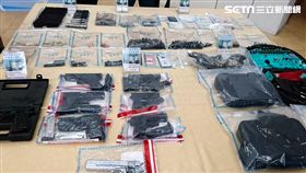 竹聯幫陳男及天道盟同心會黃男，兩人合夥成立地下兵工廠，警方前往桃園市三民路查緝，一舉逮獲陳、黃2人，並搜出改造手槍7把、毒品一批及改造工具一批等證物，訊後依槍砲及毒品罪送辦（翻攝畫面）