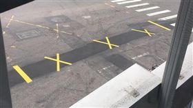 馬路施工後出現3個「X」　網笑：給路人玩OX遊戲
圖/翻攝自爆料公社