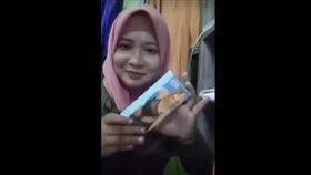 保險套,套套,馬來西亞,印尼,拍片,重口味,性玩具,狼牙棒,網紅　圖／翻攝自YouTube https://goo.gl/SSjjSk