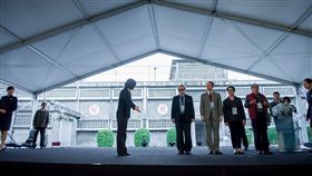 總統蔡英文2016年世界人權日，頒贈恢復名譽證書及文物感謝狀予政治受難者及家屬文。（翻攝蔡英文臉書）