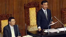 促進轉型正義條例三讀通過立法院院會5日處理促進轉型正義條例，晚間由院長蘇嘉全（右）敲槌，正式宣布三讀通過促進轉型正義條例。中央社記者郭日曉攝　106年12月5日