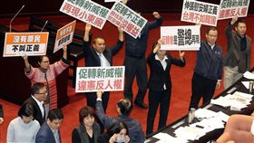 促進轉型正義條例三讀　藍營舉牌表不滿立法院院會5日處理促進轉型正義條例，晚間正式三讀通過，國民黨立院黨團在議場內舉標語表達不滿。中央社記者郭日曉攝　106年12月5日