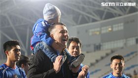 ▲中華男子足球隊總教練Gary White帶著兒子一起參加頒獎。（圖／記者蔡宜瑾攝影）