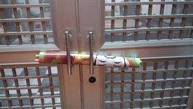 里長,里民,年曆,大門,卡.爆料公社　圖／翻攝自臉書爆料公社官網