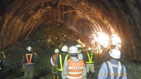 蘇花改最大坍方 公路總局：通車時程不變蘇花改谷風隧道在今年10月發生施工以來最大坍方事件，約1萬立方公尺土石崩落，雖有機具遭土石掩埋，所幸施工人員都平安，施工單位初判是受連日降雨影響。交通部6日表示，已展開搶修，全線在民國108年底達成通車目標不變。（蘇花改工程處提供）中央社記者沈如峰宜蘭縣傳真 106年12月6日