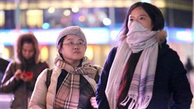 冷氣團報到　台北冷颼颼（1）今年入冬首波冷氣團5日報到，中央氣象局預估入夜後低溫下探攝氏13、14度，提醒民眾注意保暖。中央社記者吳翊寧攝　106年12月5日