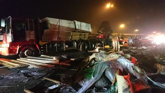 中山高北上拖板車車禍　駕駛昏迷送醫