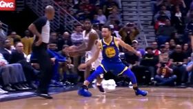 ▲柯瑞對鵜鶘的比賽拿下31分卻扭傷右腳。（圖／截自比賽畫面）