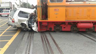休旅車衝撞台糖小火車　3人送醫搶救