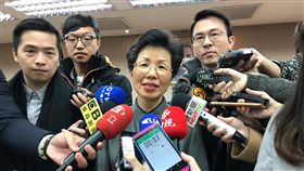 張小月：陸委會維持原名較恰當陸委會主委張小月（中）6日表示，政府依據憲法與兩條例處理兩岸事務，因此陸委會才叫「陸委會」。尊重個別委員提案，但維持原名較恰當。中央社記者繆宗翰攝　106年12月6日