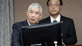 賀陳旦：是否徵出國稅需整體檢討立法院交通委員會13日審查觀光局107年度預算，交通部長賀陳旦（左）面對立委質詢時表示，台灣目前已有向旅客收機場服務費，用在觀光發展，至於出國稅部分，未來會參考其他國家背景，再做整體檢討。中央社記者張皓安攝 106年11月13日