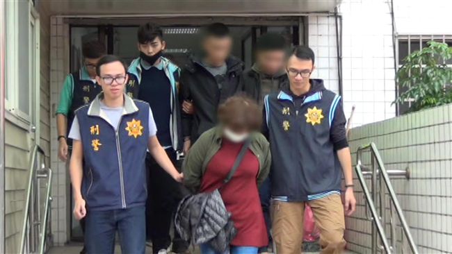 警查緝賭場霸氣一踹　阻賭客逃逸路線