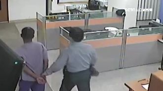 撿錢包遇警先扔掉　大膽賊領失物被逮