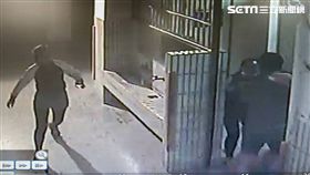 鏡子反射偷窺…色狼躲女廁敗露遭逮　被扯光上衣裸身逃跑
屏東潮州分局提供