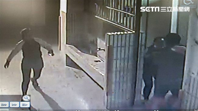 躲女廁偷窺遭逮！色狼被扯上衣裸身逃