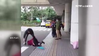 火爆兒突奪母拐杖　下一秒發生悲劇…