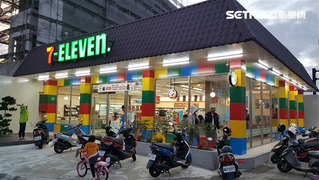 這家小7必拍！彩色積木堆超萌毛小孩