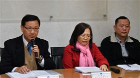 內政部訴願審議會專門委員翁瑞鴻（左）說明訴願明年起可視訊陳述意見。（內政部提供）