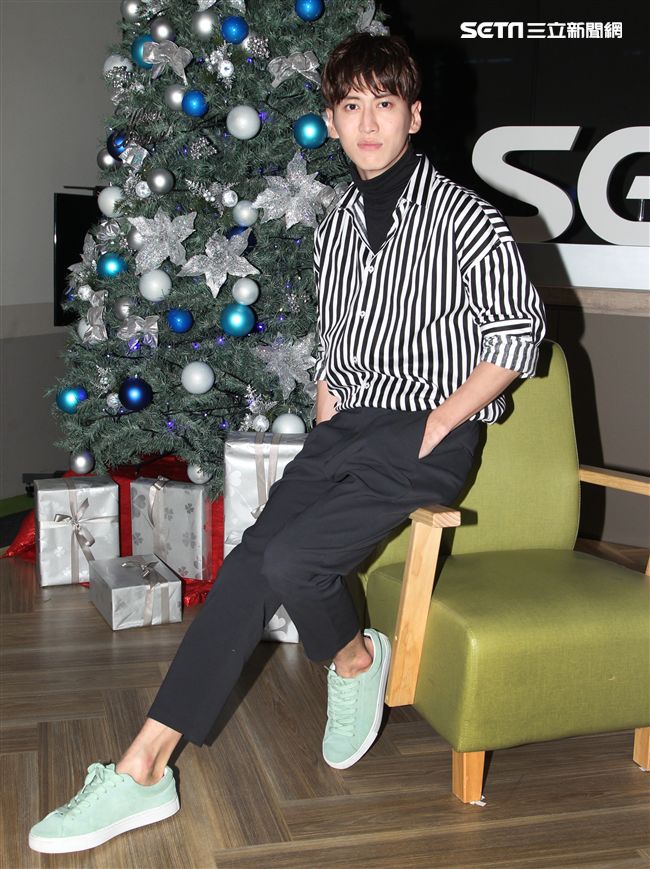 孫沁岳上「安安大明星」直播宣傳寫真集。（記者邱榮吉/攝影）