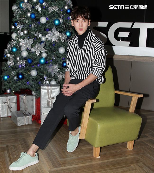 孫沁岳上「安安大明星」直播宣傳寫真集。（記者邱榮吉/攝影）