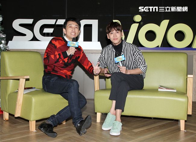 孫沁岳上「安安大明星」直播宣傳寫真集。（記者邱榮吉/攝影）