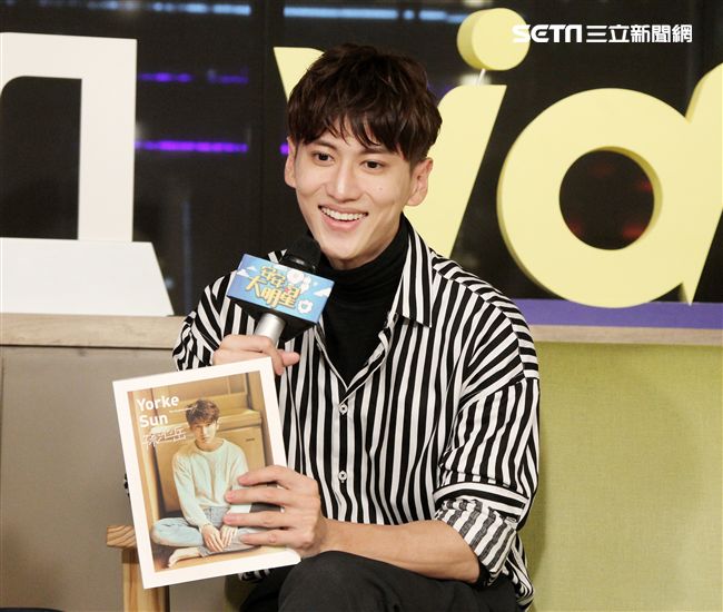 孫沁岳上「安安大明星」直播宣傳寫真集。（記者邱榮吉/攝影）