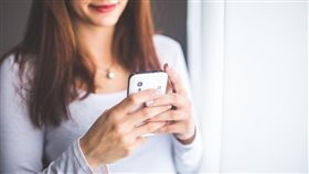 低頭族、刪好友、通訊軟體、滑手機／pixabay