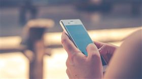 低頭族、刪好友、通訊軟體、滑手機／pixabay