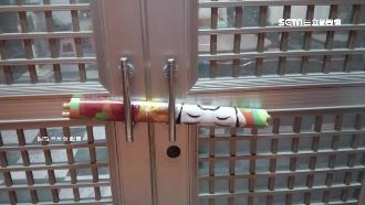 年曆捲棍插門把　「兇手」現身也笑翻