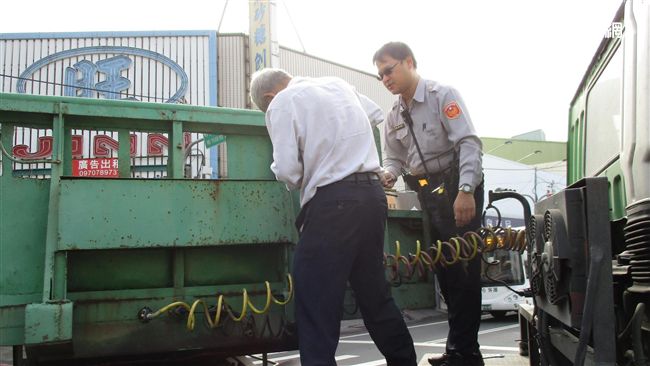 大貨車拋錨卡路中　警充當修車小助手