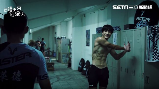 《已讀》小鮮肉脫了！裸曬超狂八塊肌