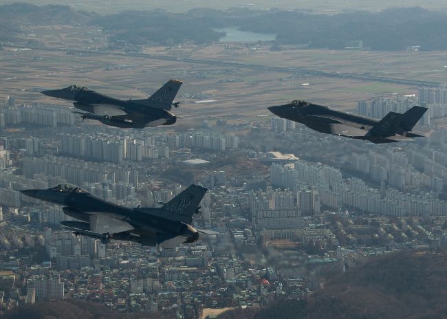 F-16與F-35A戰機曾於代號「警戒王牌」的美韓聯合軍事演習中，首次於朝鮮半島上空肩並肩共同演訓。（資料照／摘自美軍太平洋司令部官網）