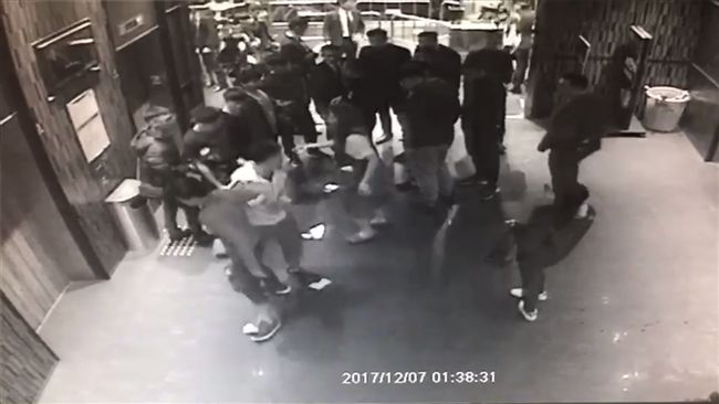 夜店衝突皮帶刀傷人　監視器曝光